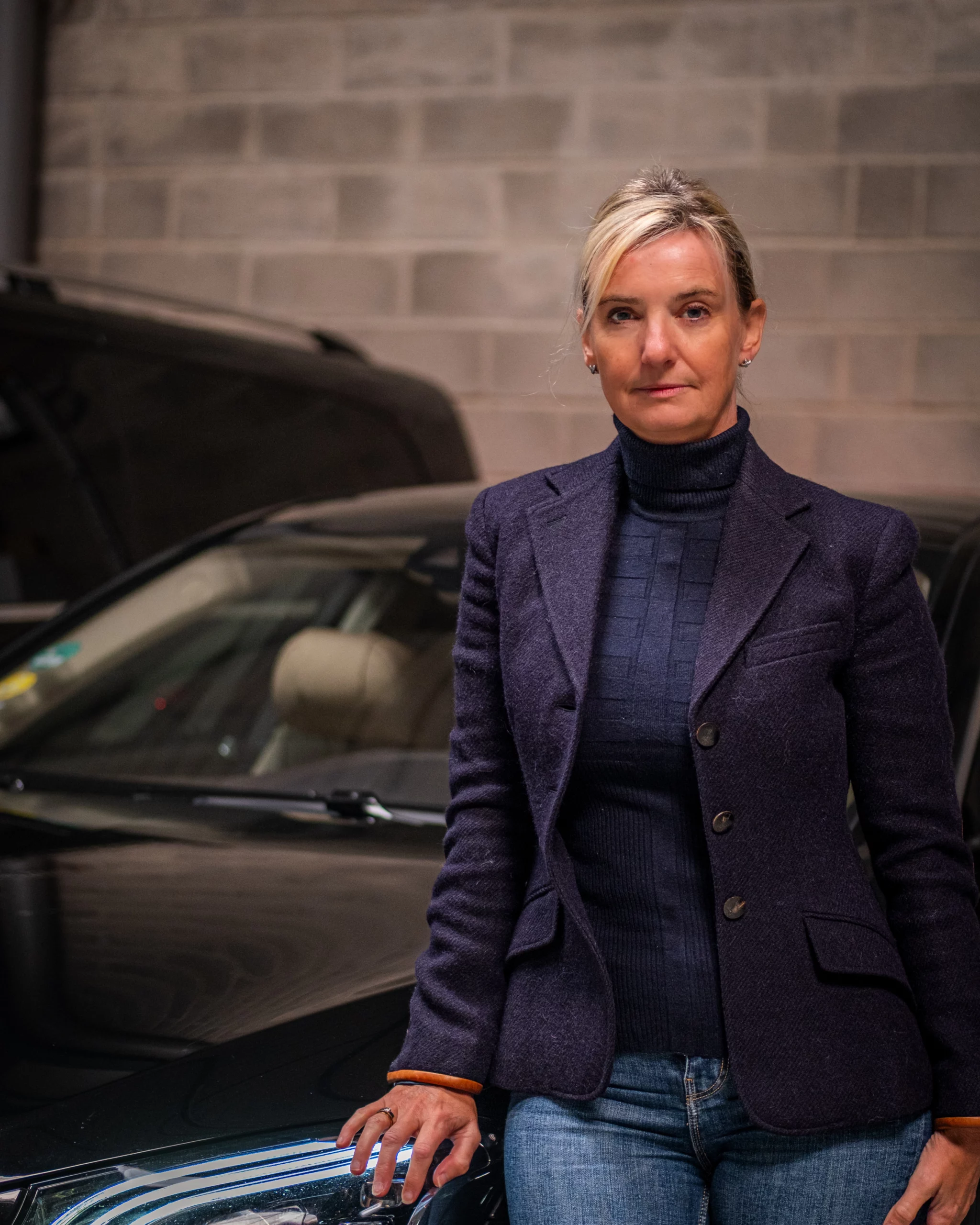 Portrait de Patricia Klein, présidente d'ITS Transports, à côté d'une Mercedes Classe S