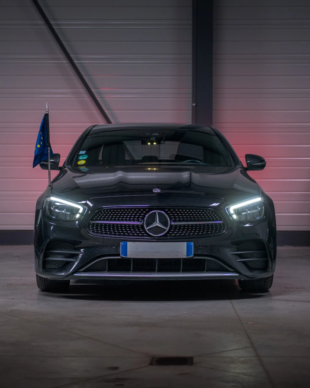 Calandre avant et phares LED d'une Mercedes Classe E de prestige préparée pour l'accueil de délégations officielles