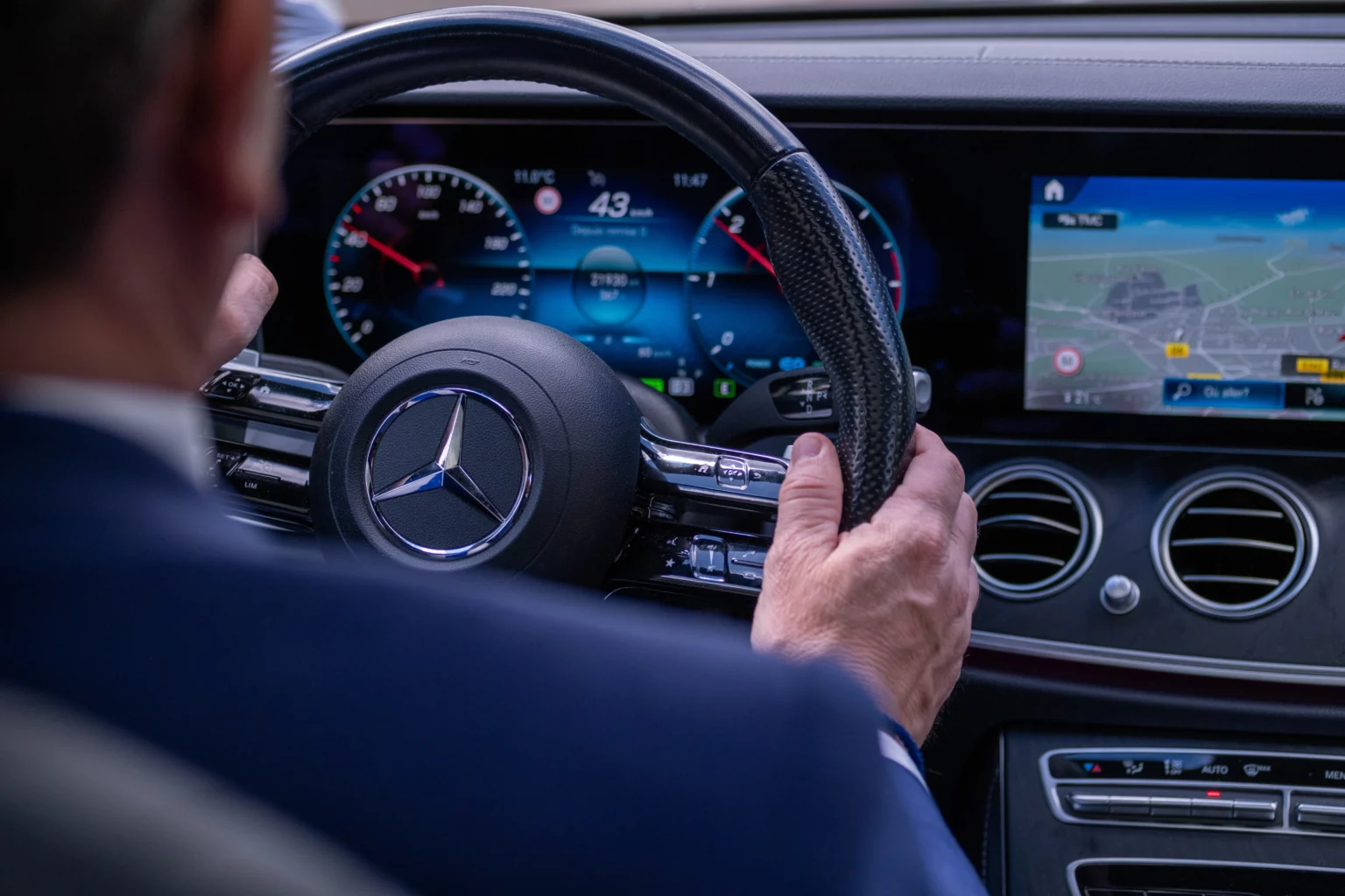Chauffeur privé VTC ITS Transports au volant d'une berline Mercedes Classe E