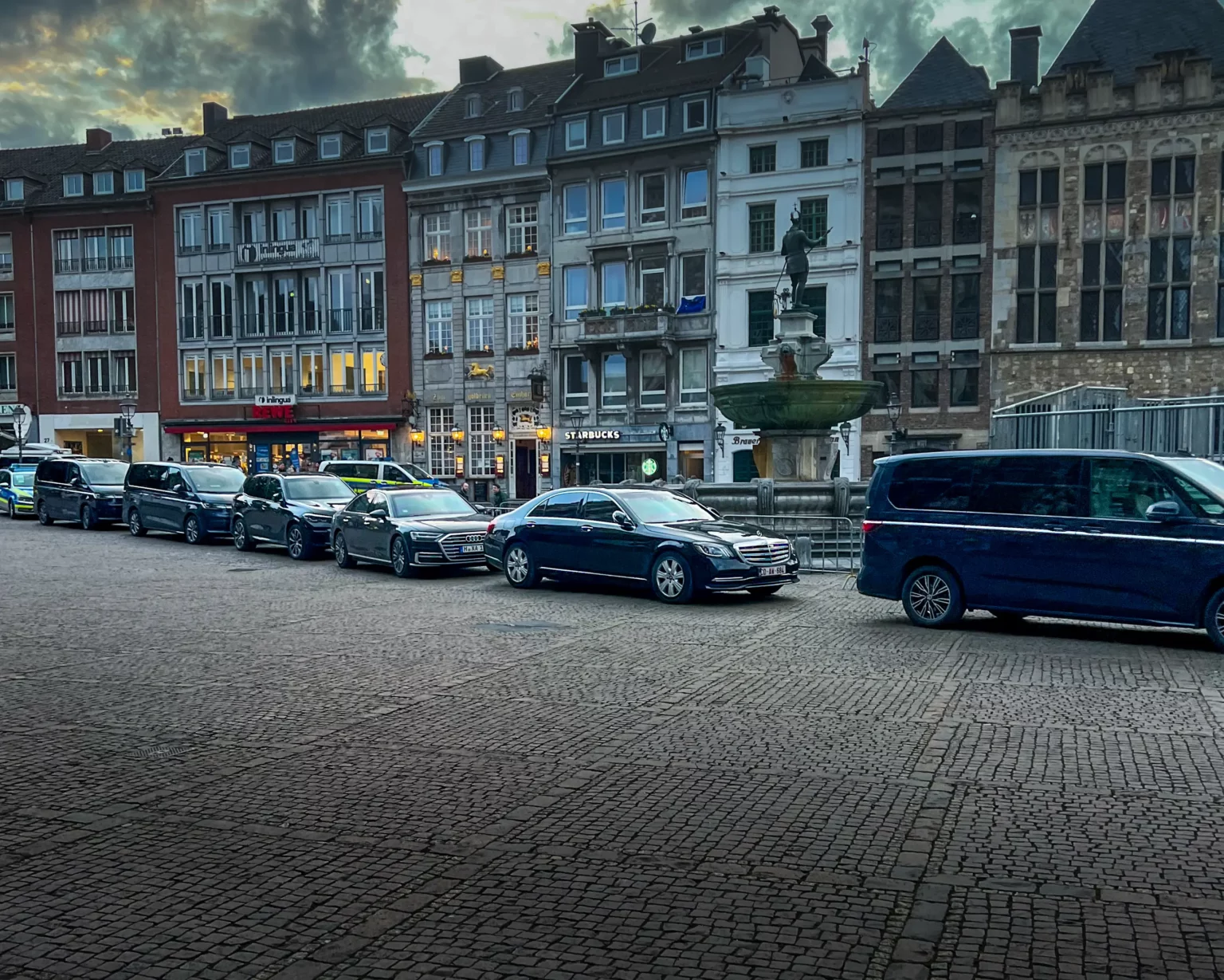Convoi de vans et berlines Mercedes ITS Transports stationnés en centre-ville lors d'une mission de transport événementiel et diplomatique