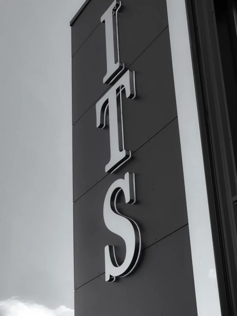 Lettres ITS sur la façade des bureaux d'ITS Transports à Hangenbieten, proche de Strasbourg